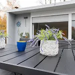 Houseboat Lilly