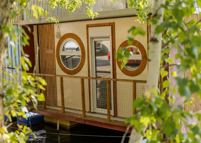 Houseboat Lilly