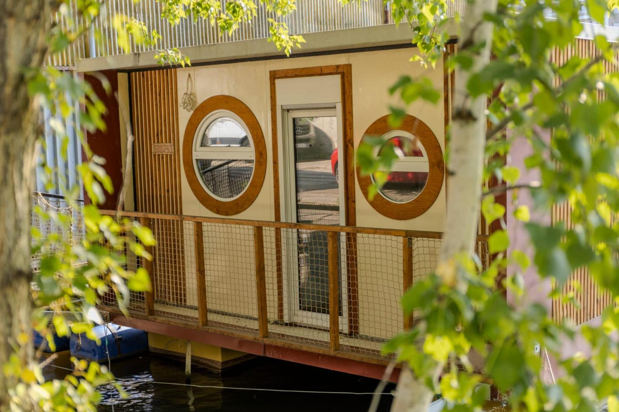 Houseboat Lilly