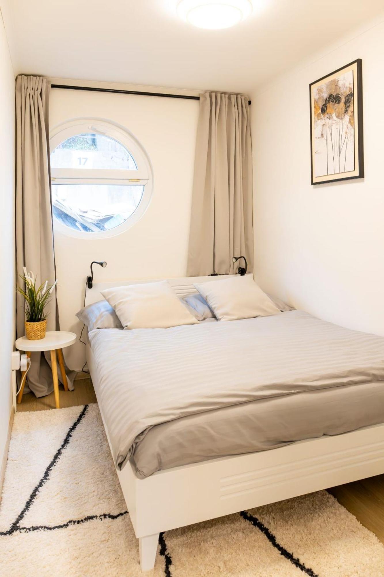 Houseboat Lilly Botel *